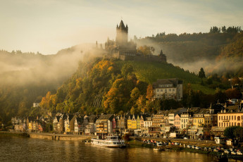 Картинка города замки+германии германия город кохем замок осень утро туман река мозель