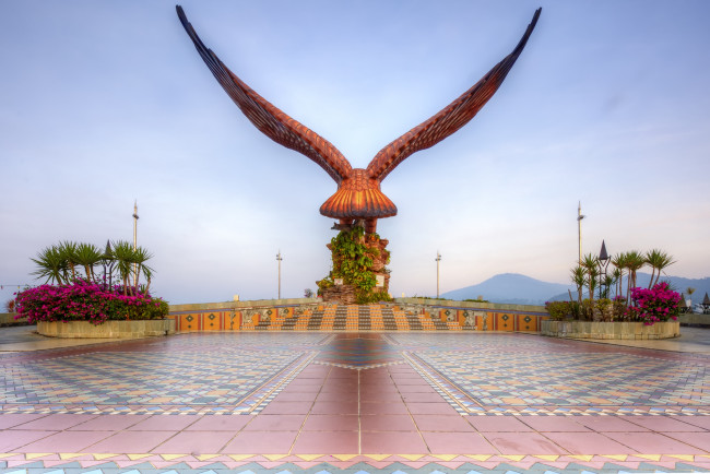 Обои картинки фото langkawi eagle square, города, - памятники,  скульптуры,  арт-объекты, площадка, статуя, орел