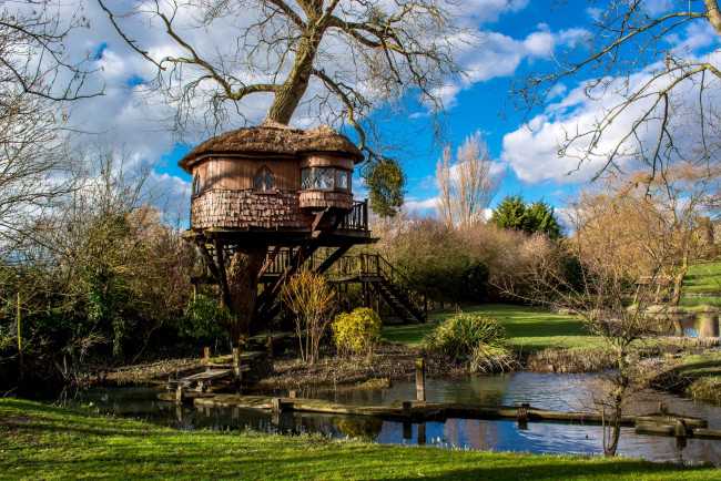 Обои картинки фото tree house, города, - здания,  дома, пруд, дерево, жилище