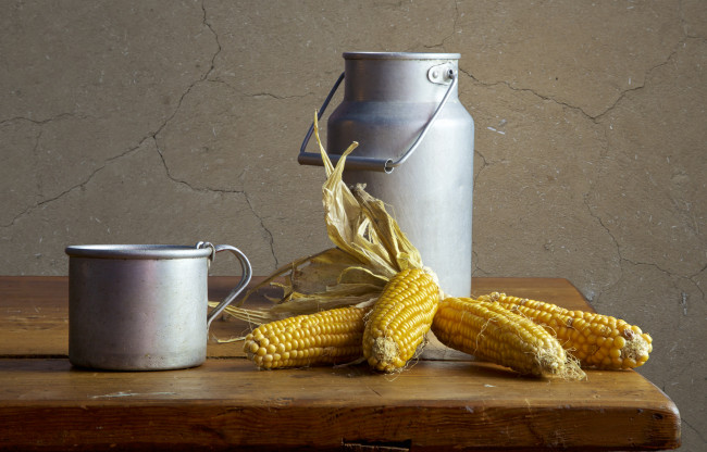 Обои картинки фото еда, кукуруза, кружка, початки, бидон