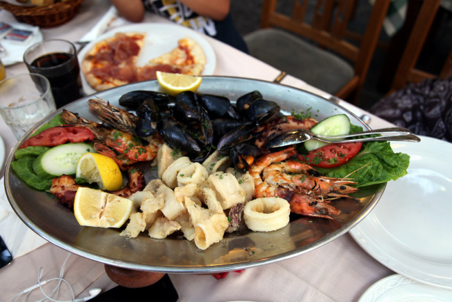Обои картинки фото еда, рыбные блюда,  с морепродуктами, огурец, лимон, мидии, креветки