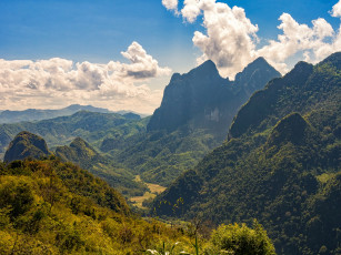 Картинка природа горы небо облака солнце деревья лес laos ущелье долина скалы высота
