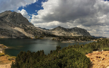 Картинка природа реки озера кусты сша калифорния камни озеро горы деревья облака небо