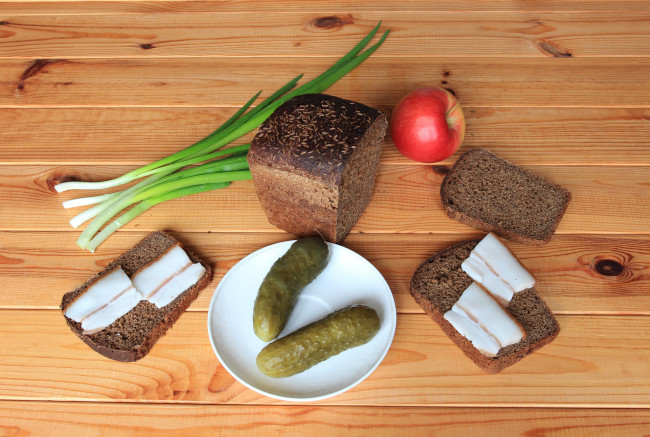 Обои картинки фото еда, разное, сало, яблоко, огурцы, хлеб, закуска, лук, бутерброды