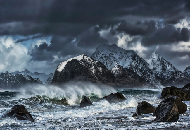 Обои картинки фото природа, горы, волны, море, камни, шторм, брызги, тучи, норвегия, берег, скалы, лофотенские, острова