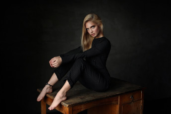 Картинка девушки -unsort+ блондинки +светловолосые босиком блондинка стол простой фон женщины модель в помещении костюм