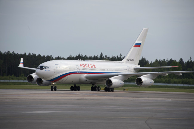 Обои картинки фото ил- 96, авиация, пассажирские самолёты, ил-, 96, самолёт, россия, полоса, аэродром