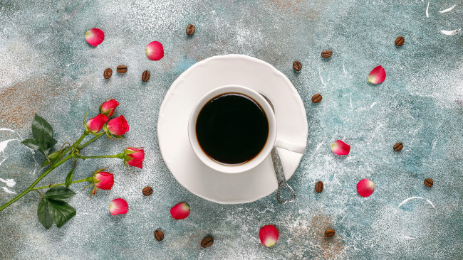 Обои картинки фото еда, кофе,  кофейные зёрна, розы, лепестки