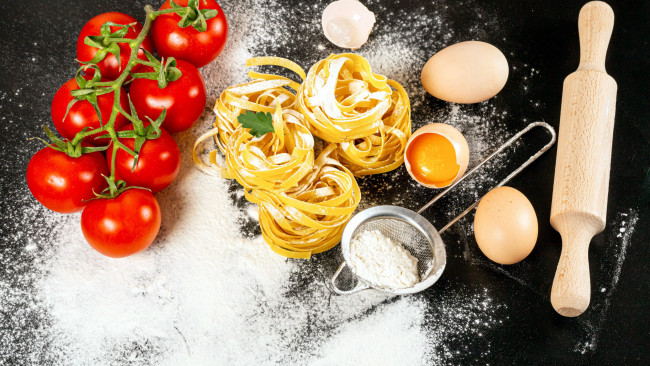 Обои картинки фото еда, макароны,  макаронные блюда, яйца, мука, помидоры