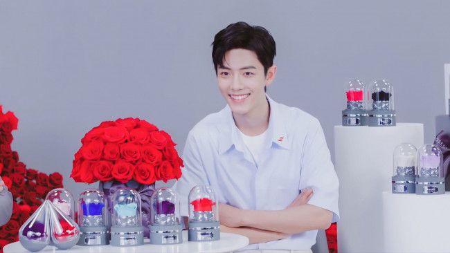 Обои картинки фото мужчины, xiao zhan, актер, рубашка, презентация, розы, колбы