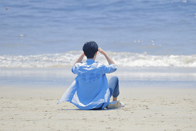 Обои картинки фото мужчины, xiao zhan, актер, рубашка, море