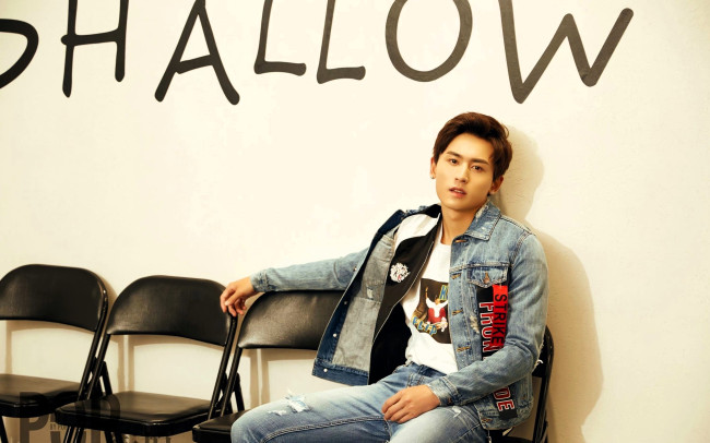 Обои картинки фото мужчины, zhang zhehan, актер, куртка, джинсы, стулья