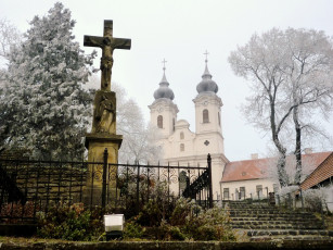 Картинка монастырь тихани венгрия города католические соборы костелы аббатства иней купола крест