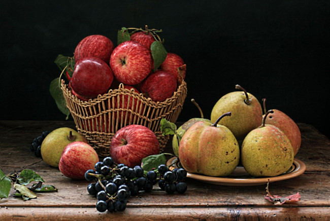 Обои картинки фото еда, фрукты, ягоды, корзина, груши, яблоки, виноград