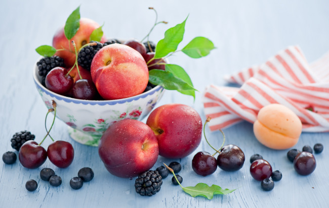 Обои картинки фото еда, фрукты, ягоды, пиала, натюрморт, голубика, ежевика, абрикос, нектарины, черешня