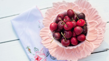 Картинка еда вишня +черешня тарелка черешня доски вкусно ягоды завтрак композиция блюдце чайная пара посуда миска салфетка стол чашка