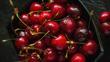 Картинка еда вишня +черешня ягоды капли темный фон много коробка алая красная урожай вкусно плодоножки контейнер черешня сочная