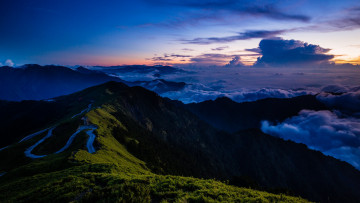 Картинка природа горы дымка трава склон пейзаж синева вершины тропинка клубится лес облака сумерки холмы туман небо спуск вечер