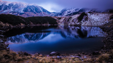Картинка природа реки озера пейзаж горное озеро холмы сумерки водоем вечер снежные вершины берег зеркальное туман горы отражение камни