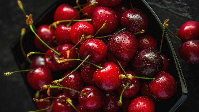 Обои картинки фото еда, вишня,  черешня, ягоды, капли, темный, фон, много, коробка, алая, красная, урожай, вкусно, плодоножки, контейнер, черешня, сочная