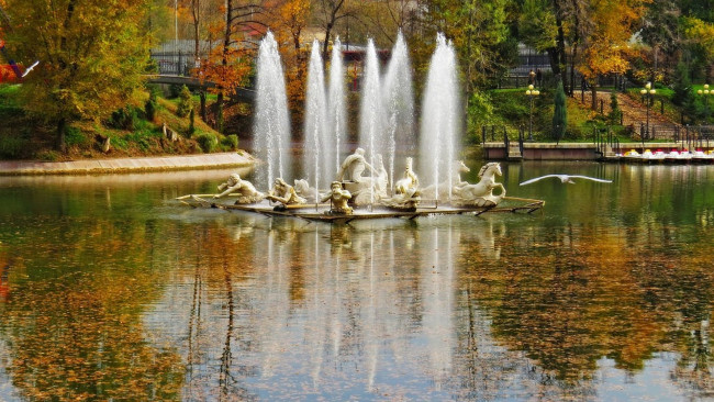 Обои картинки фото города, - фонтаны, скульптура, конь, птица, листья, вода