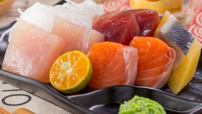 Обои картинки фото еда, рыба,  морепродукты,  суши,  роллы, лосось, лайм
