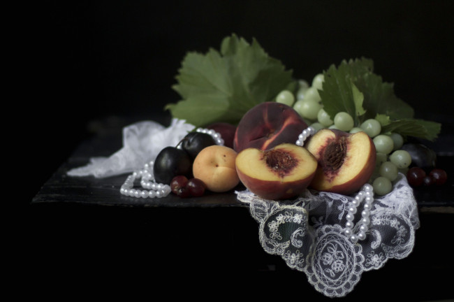 Обои картинки фото еда, натюрморт, ожерелье, персик, фрукты, сливы, виноград, абрикос