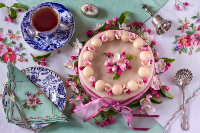 Обои картинки фото еда, торты, цветы, торт, вкусно, чай, красиво, ложка