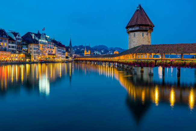 Обои картинки фото города, люцерн , швейцария, switzerland, люцерн, отражение, ночной, город, мост, капельбрюкке