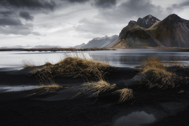 Обои картинки фото природа, горы, серый, день, тучи, исландия, небо