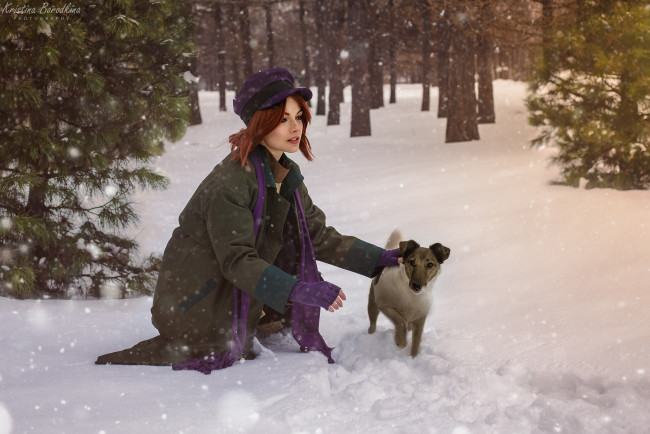 Обои картинки фото девушки, екатерина семадени, анастасия, косплей, кепка, рыжая, пальто, шарф, перчатки, лес, снег, собака