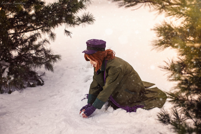 Обои картинки фото девушки, екатерина семадени, анастасия, косплей, кепка, рыжая, пальто, шарф, снег, лес