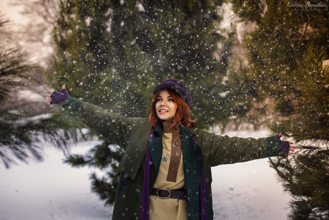 Обои картинки фото девушки, екатерина семадени, анастасия, косплей, кепка, рыжая, пальто, кулон, снег, лес