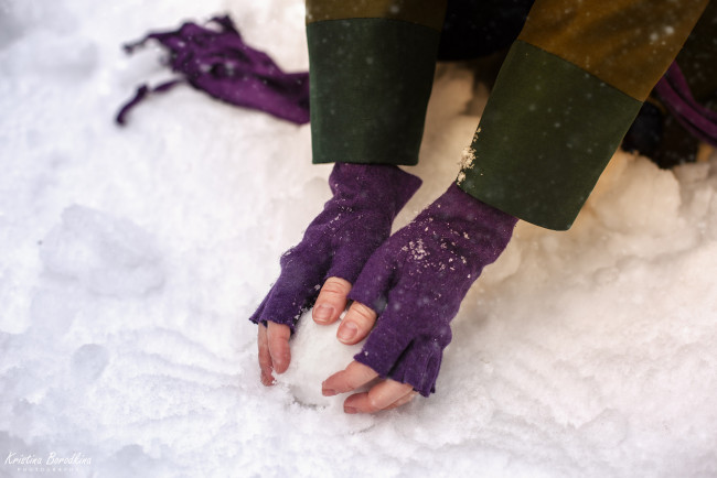 Обои картинки фото разное, руки,  ноги, анастасия, косплей, перчатки, лес, снег