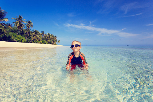 Обои картинки фото разное, дети, мальчик, очки, футболка, море, берег, пальмы