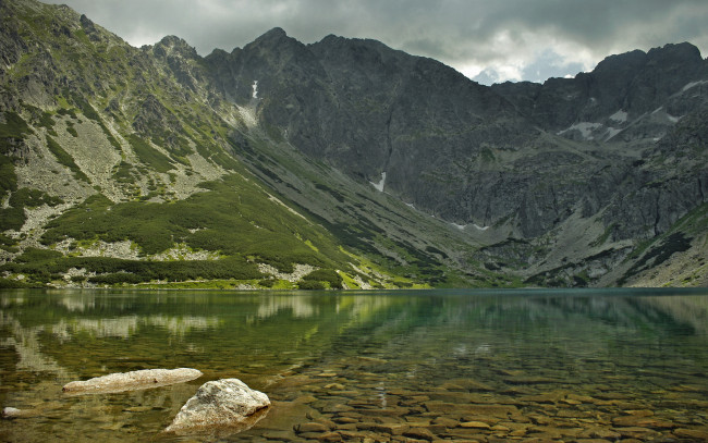 Обои картинки фото природа, горы, озеро, отражение, снег, облака, зелень, трава, камни, мель