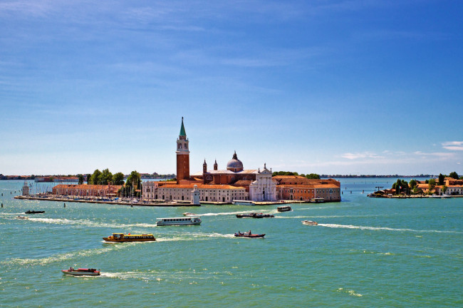 Обои картинки фото города, венеция, италия, море, остров, башня, катера