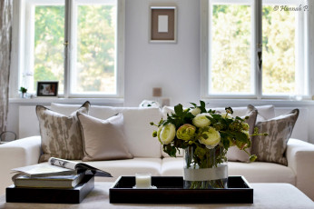 Картинка интерьер декор +отделка +сервировка цветы гостиная ваза диван
