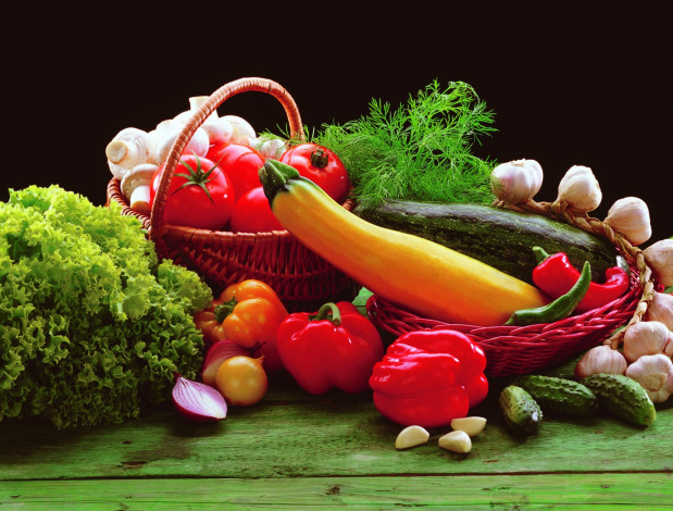 Обои картинки фото еда, овощи, перец, помидор, чеснок, огурцы, кабачок, грибы, корзина