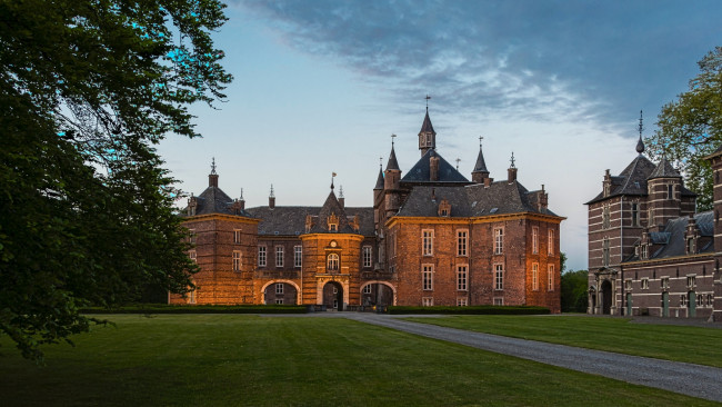 Обои картинки фото бельгия, города, - дворцы,  замки,  крепости, трава, дорожка