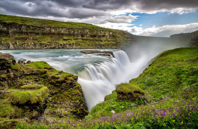 Обои картинки фото исландия, природа, водопады, трава, цветы, облака