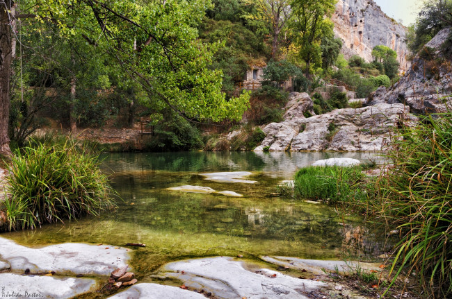 Обои картинки фото испания, природа, реки, озера, водоем, трава, деревья, камни
