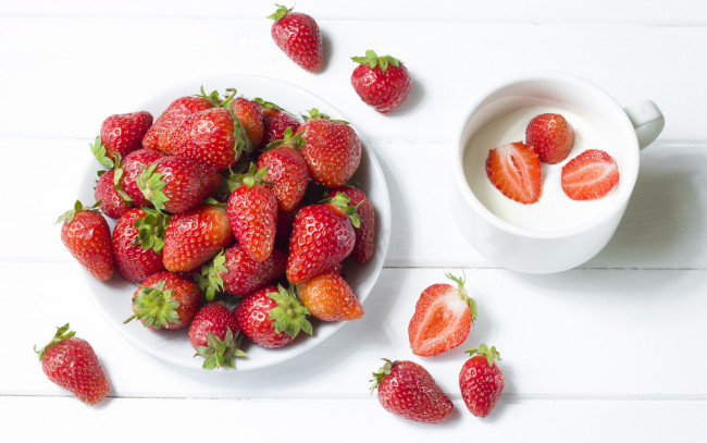 Обои картинки фото еда, клубника,  земляника, fresh, wood, sweet, berries, ягоды, красные, сливки, спелая, cream, strawberry