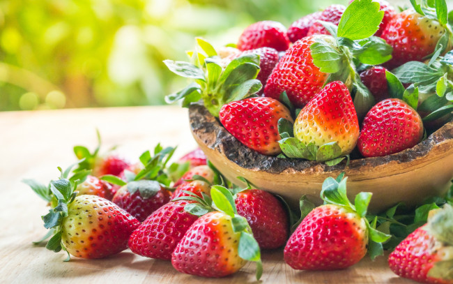 Обои картинки фото еда, клубника,  земляника, wood, fresh, strawberry, спелая, красные, berries, ягоды, sweet