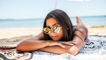 Картинка девушки -+брюнетки +шатенки пляж брюнетка очки