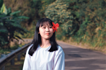 Картинка девушки -+азиатки свитер цветок дорога