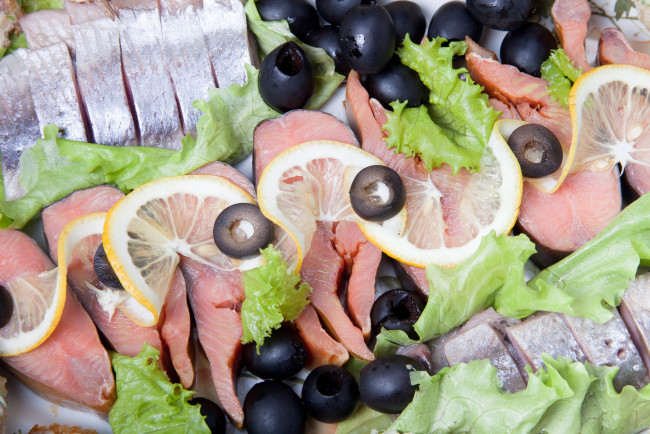Обои картинки фото еда, рыбные блюда,  с морепродуктами, маслины, селедка, лимон, зеленый, салат