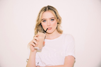 обоя kathryn newton, девушки, блондинка, футболка, стакан