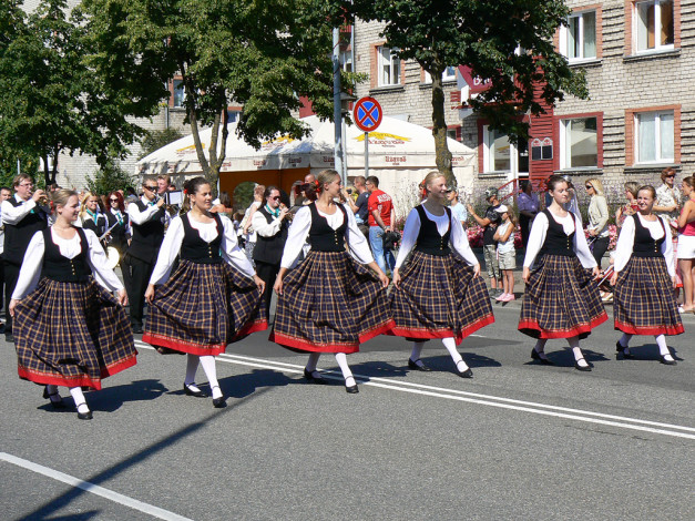 Обои картинки фото праздник, города, вентспилсе, разное, люди