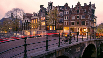 обоя города, амстердам, нидерланды, мост, велосипед, вечер